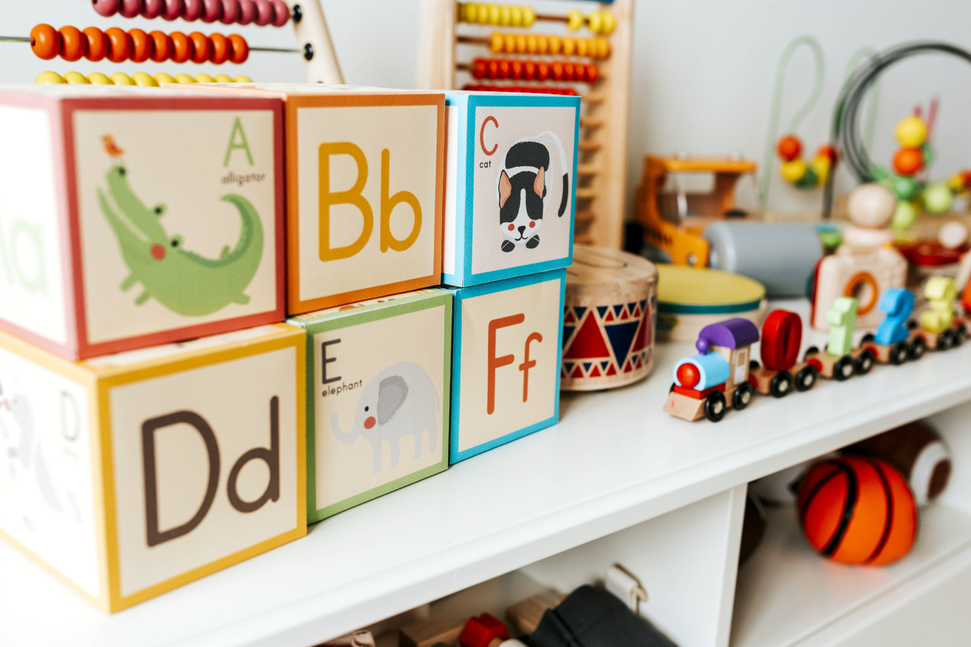 Niña abrazando su muñeca